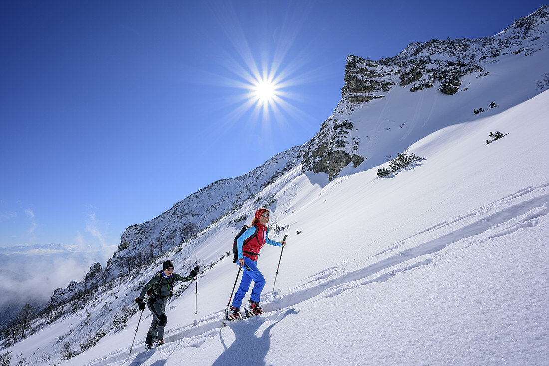 Zwei Personen auf Skitour steigen zum Breitenstein auf, Breitenstein, Chiemgauer Alpen, Chiemgau, Oberbayern, Bayern, Deutschland