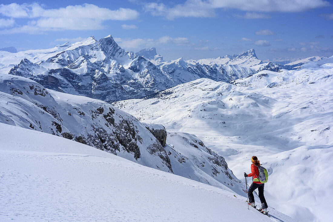 Frau auf Skitour steigt zur Kleinen Gaisl auf, Dolomiten mit Fanesgruppe im Hintergrund, Kleine Gaisl, Fanes-Sennes-Gruppe, Dolomiten, UNESCO Weltnaturerbe Dolomiten, Südtirol, Italien