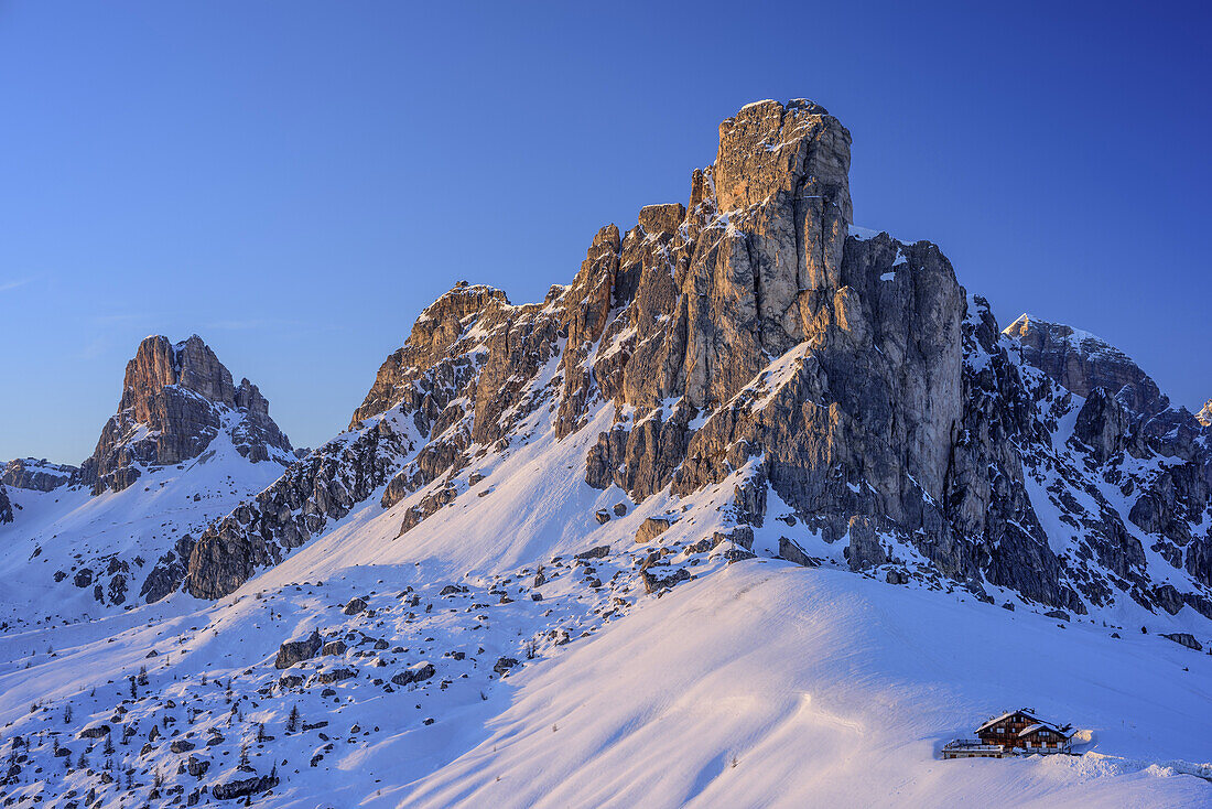 Alpine hut in front of Averau, Nuvolau and Ra Gusela, Dolomites, UNESCO World Heritage Dolomites, Venetia, Italy