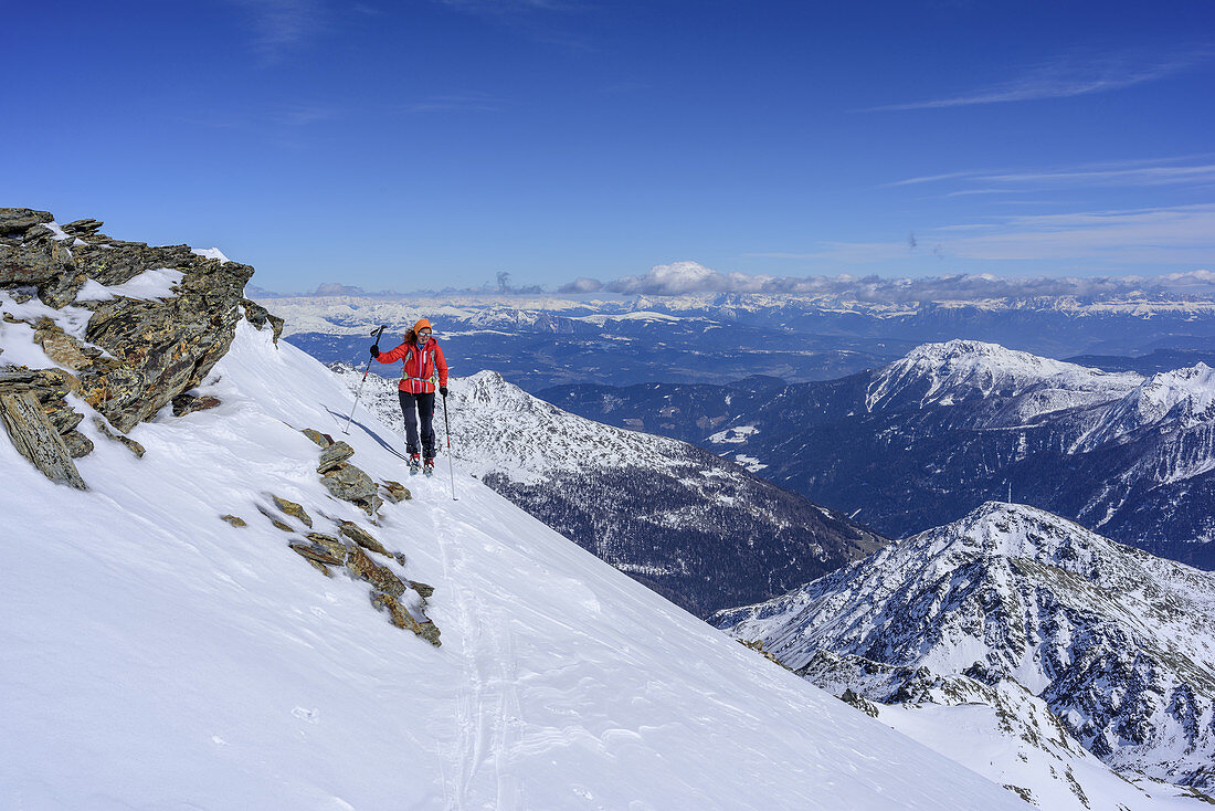 Frau auf Skitour steigt zum Hasenöhrl auf, Hasenöhrl, Ultental, Ortler, Südtirol, Italien