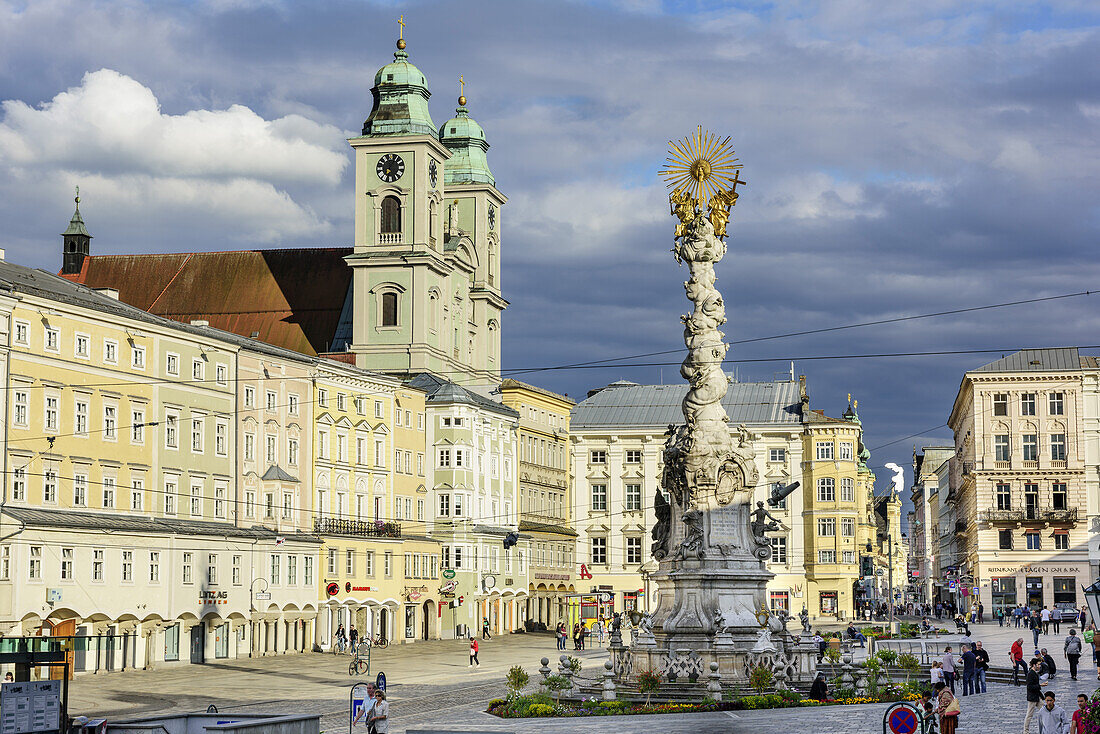 Main place with Old Cathedral and pillar Dreifaltigkeitssäule, Linz, Danube Bike Trail, Upper Austria, Austria