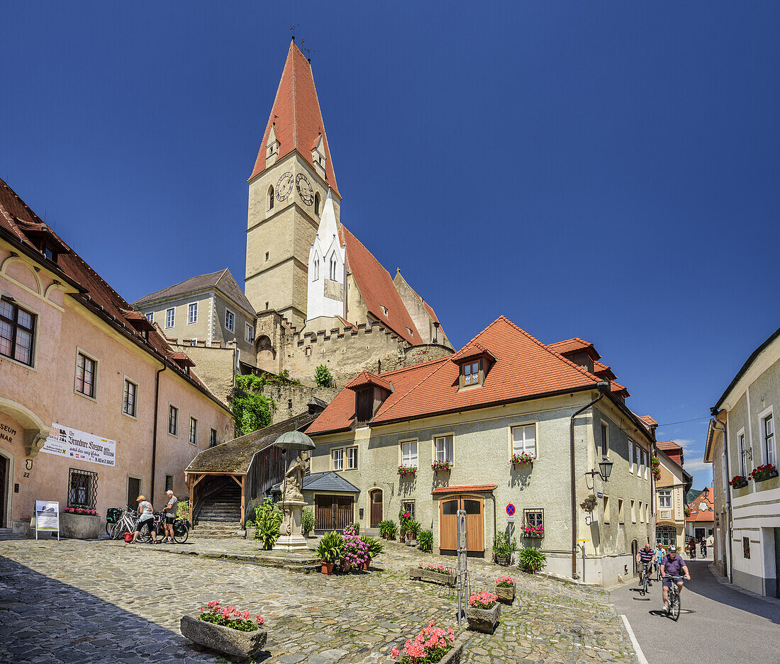 Main square and church in Weissenkirchen, Weissenkirchen, Wachau, Danube Bike Trail, UNESCO World Heritage Site Wachau, Lower Austria, Austria
