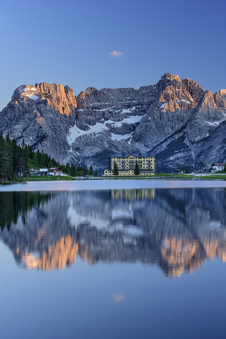 Lago di Misurina mit Hotel und Berggruppe Sorapis im Hintergrund, Lago di Misurina, UNESCO Weltnaturerbe Dolomiten, Dolomiten, Venetien, Venezien, Italien