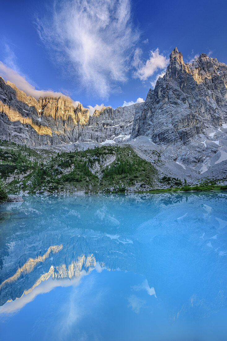 Hellblauer Lago di Sorapis mit Blick auf Berggruppe Sorapis, Lago di Sorapis, UNESCO Weltnaturerbe Dolomiten, Dolomiten, Venetien, Venezien, Italien