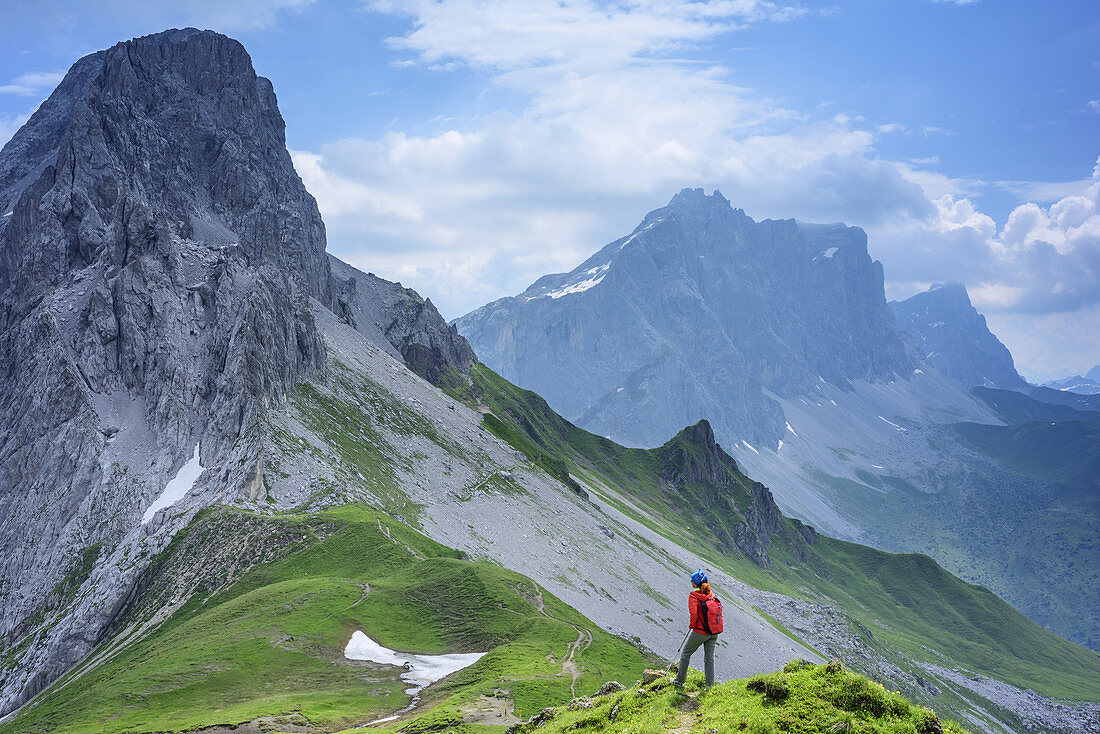 Frau beim Wandern blickt auf Bergkulisse mit Kirchlispitzen, Drusenfluh und Drei Türme, Rätikon-Höhenweg, Rätikon, Vorarlberg, Österreich