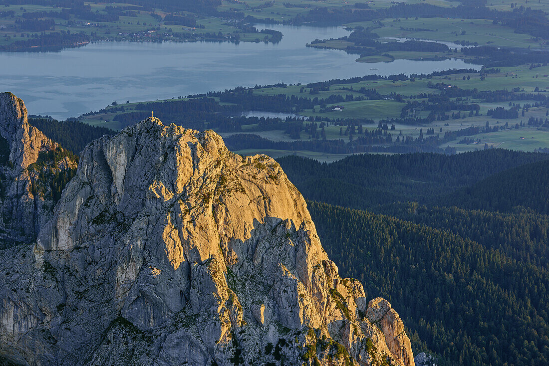 Geiselstein mit Forggensee im Hintergrund, Ammergauer Alpen, Ammergebirge, Ostallgäu, Allgäu, Schwaben, Bayern, Deutschland