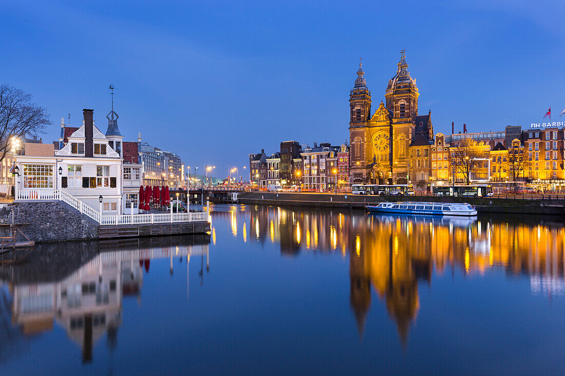 Restaurant Loetje Centraal, Sint-Nicolaaskerk, Basiliek van de H. Nicolaas, Amsterdam, Niederlande