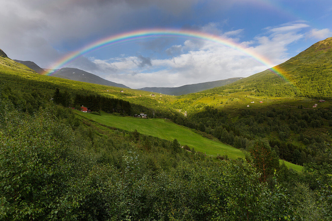 Regenbogen nahe Aurlandfjord, Sogn og Fjordane, Norwegen