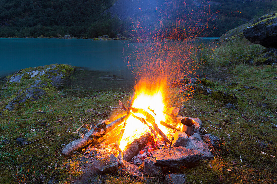 Lagerfeuer, Lager, Lovatnet, Sogn og Fjordane, Norwegen