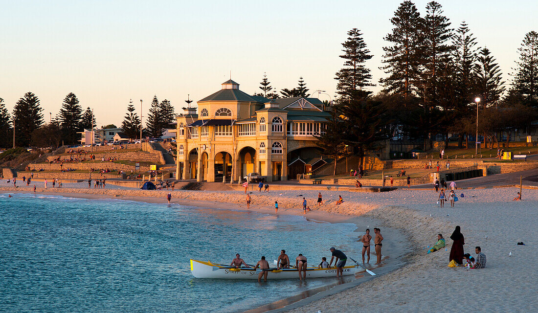Cottesloe Beach, der bekanntest Strand von Perth, und der ikonische Pavillion, Perth, Australien