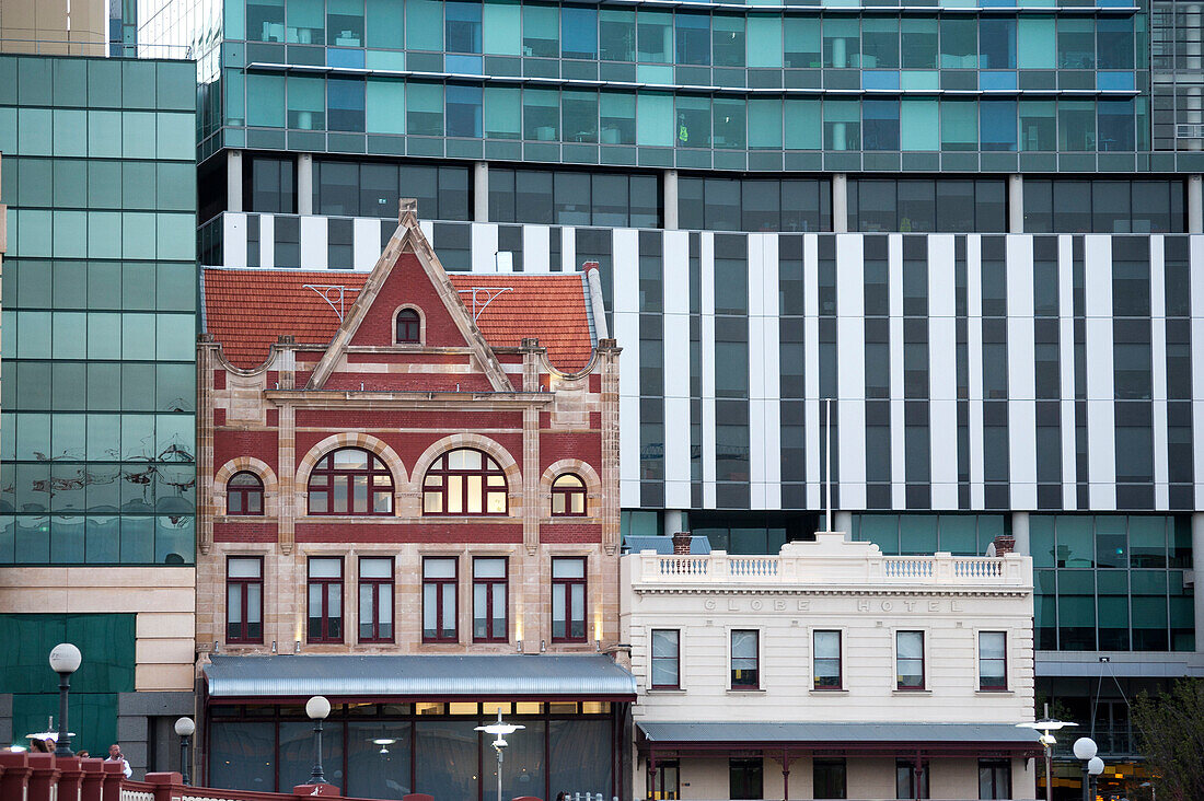 Alt und modern mischt sich in der Innenstadt von Perth, Perth, Australien
