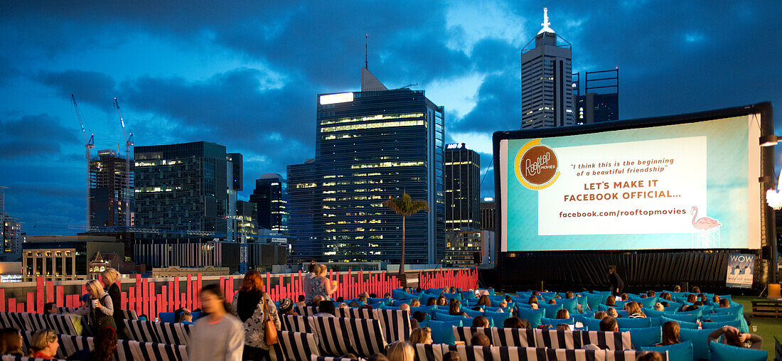 Das Rooftop Cinema auf dem obersten Geschoss einer Parkgarage gegenüber der City, Perth, Australien