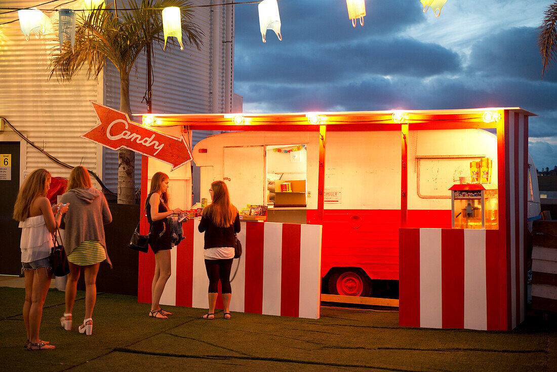 Das Rooftop Cinema auf dem obersten Geschoss einer Parkgarage gegenüber der City, Perth, Australien