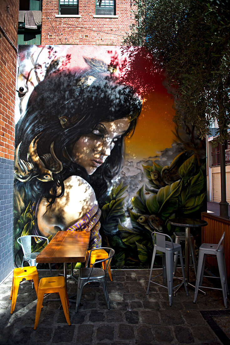 Urbanes Café mit Graffiti in der Inenestadt von Perth, Perth, Australien