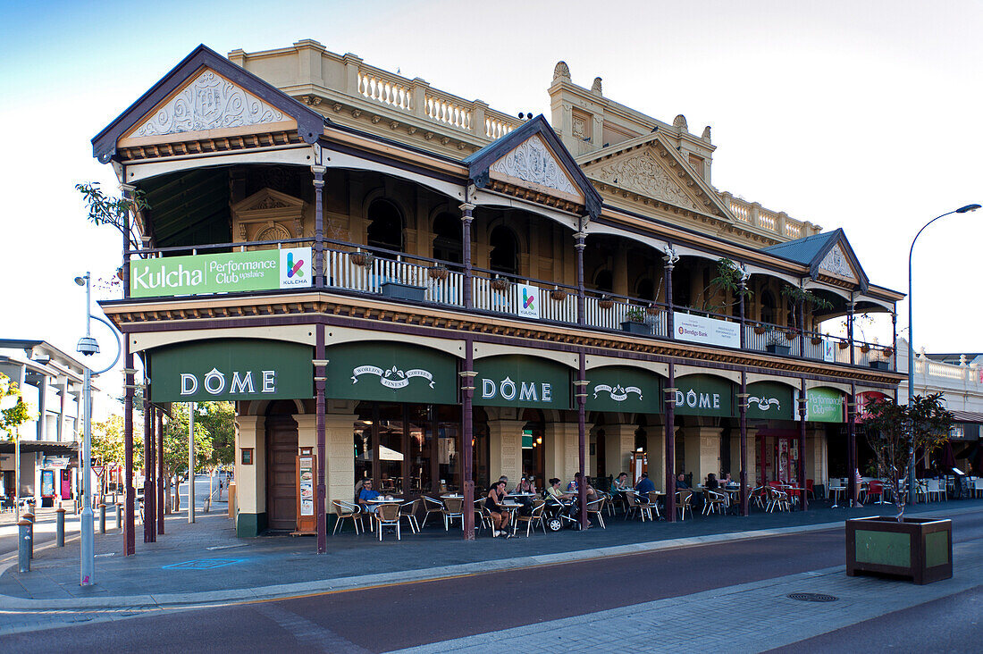 Das Café und Restaurant Dome sitzt prominent am sogenannten Cappuccino Strip in Freemantle, Freemantle, Australien