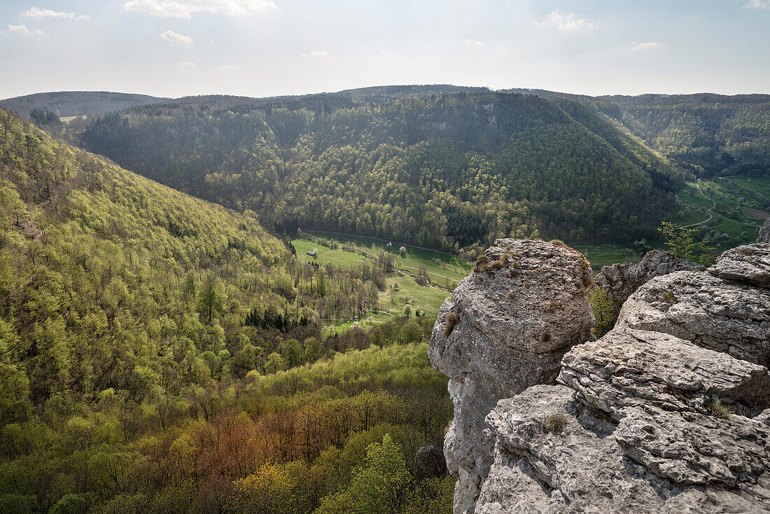 Blick in das Tal bei der Staufer Burg Ruine Reußenstein, Neidlingen, Landkreis Esslingen, Schwäbische Alb, Baden-Württemberg, Deutschland