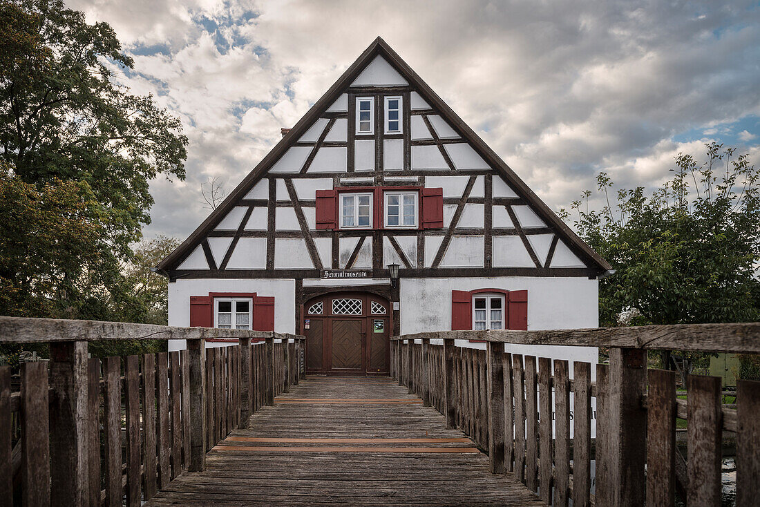 Heimatmuseum im Fachwerkhaus mit Holzbrücke, Eselsburger Tal, Brenztal bei Herbrechtingen, Landkreis Heidenheim, Schwäbische Alb, Baden-Württemberg, Deutschland