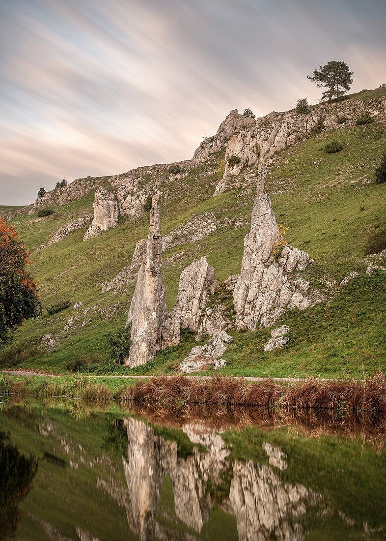 die Steinernen Jungfrauen sind das Wahrzeichen im Eselsburger Tal, Brenztal bei Herbrechtingen, Landkreis Heidenheim, Schwäbische Alb, Baden-Württemberg, Deutschland, Langzeitbelichtung