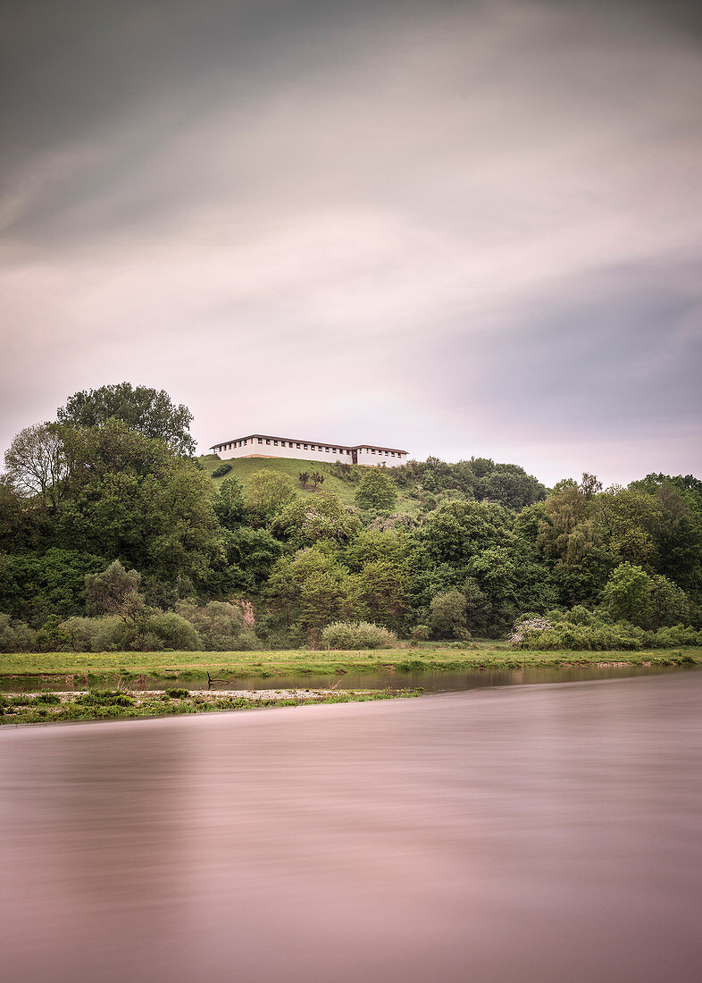 Blick über die Donau zum Freilichtmuseum Heuneburg, Keltenstadt Pyrene, Ortsteil Hundersingen bei Herbertingen, Landkreis Sigmaringen, Schwäbische Alb, Baden-Württemberg, Deutschland. Langzeitbelichtung