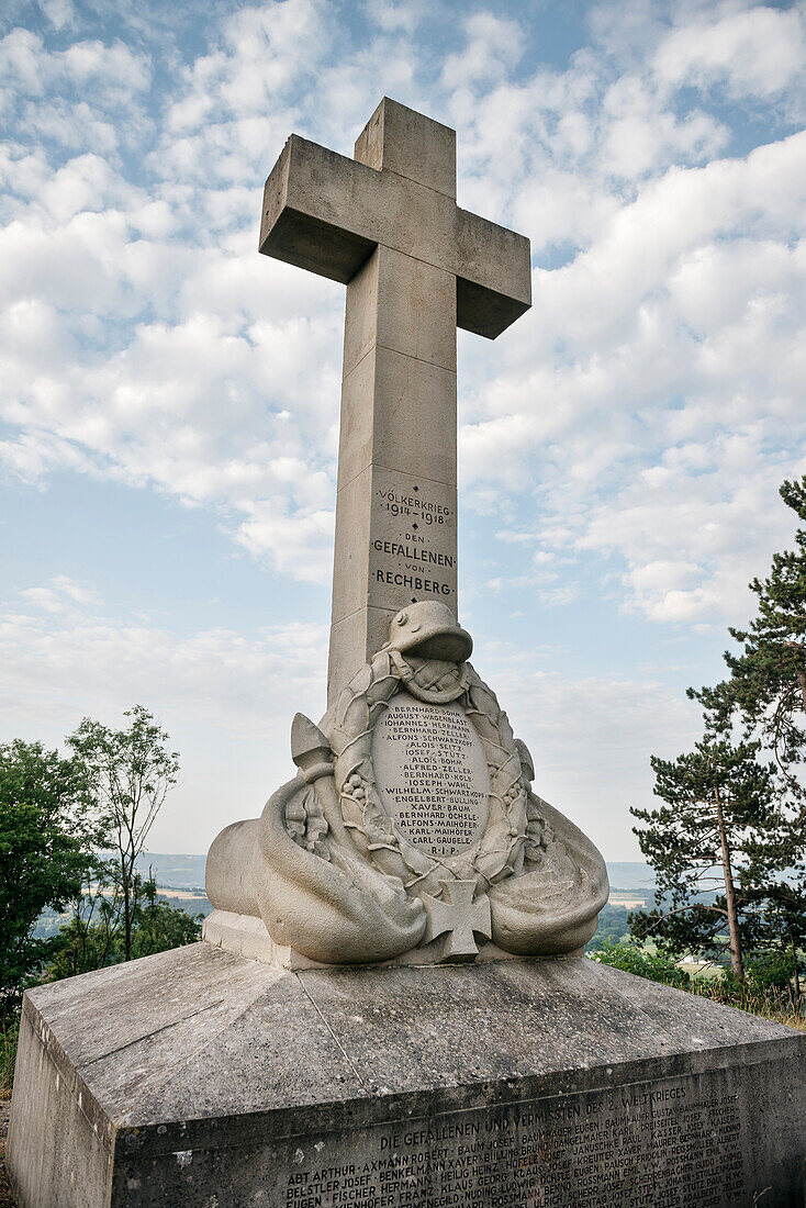 Denkmal anlässlich des Ersten Weltkriegs bei der Wallfahrtskirche St. Maria auf dem Hohenrechberg, Gemeinde Rechberg (einer der Drei Kaiserberge) bei Schwäbisch Gmünd, Schwäbische Alb, Baden-Württemberg, Deutschland