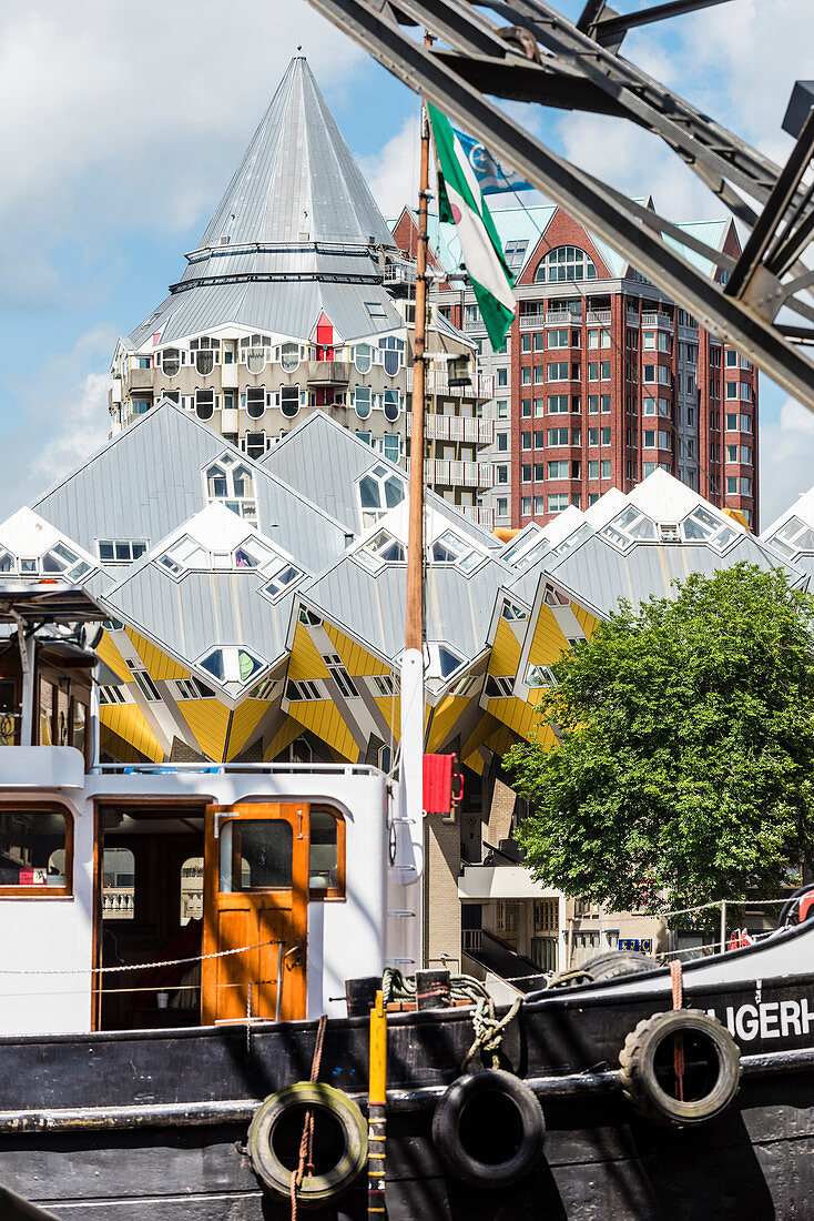 Blick über das historische Boot Tijgerhaai im Oudehaven auf die gelben Kubushäuser und das ''Bleistift'' Hochhaus im Hintergrund, Rotterdam, Provinz Südholland, Niederlande