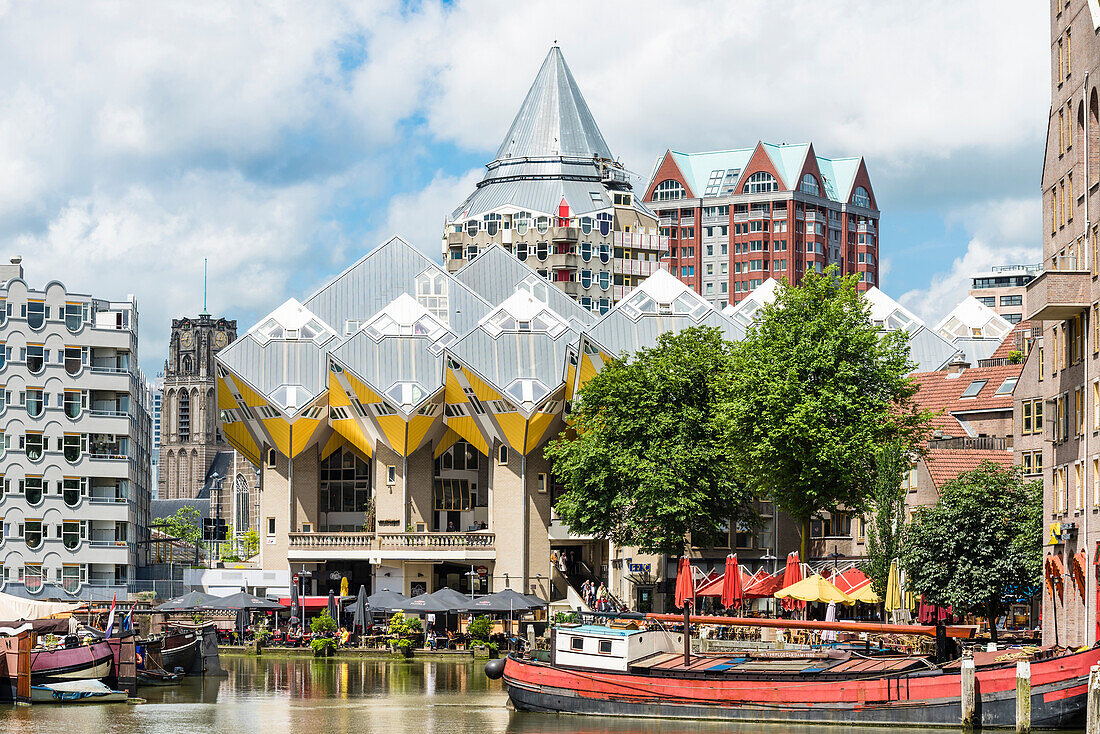 Blick über Boote im Oudehaven auf die gelben Kubushäuser und das ''Bleistift'' Hochhaus im Hintergrund, Rotterdam, Provinz Südholland, Niederlande