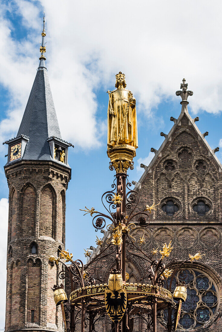 Die Statue auf dem goldenen Brunnen im historischen Gebäudekomplex Binnenhof im Zentrum, Den Haag, Provinz Südholland, Niederlande