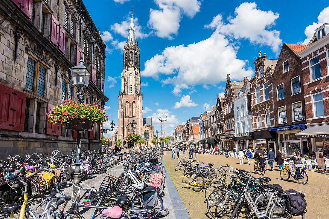 Die Nieuwe Kerk, Neue Kirche am Marktplatz und dem Rathaus im Anschnitt auf der linken Seite mit der typischen Ansammlung von Fahrrädern, Delft, Provinz Südholland, Niederlande