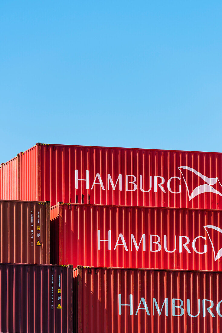 Aufgestapelte Container mit Hamburg Schriftzug im Hamburger Hafen, Hamburg, Deutschland