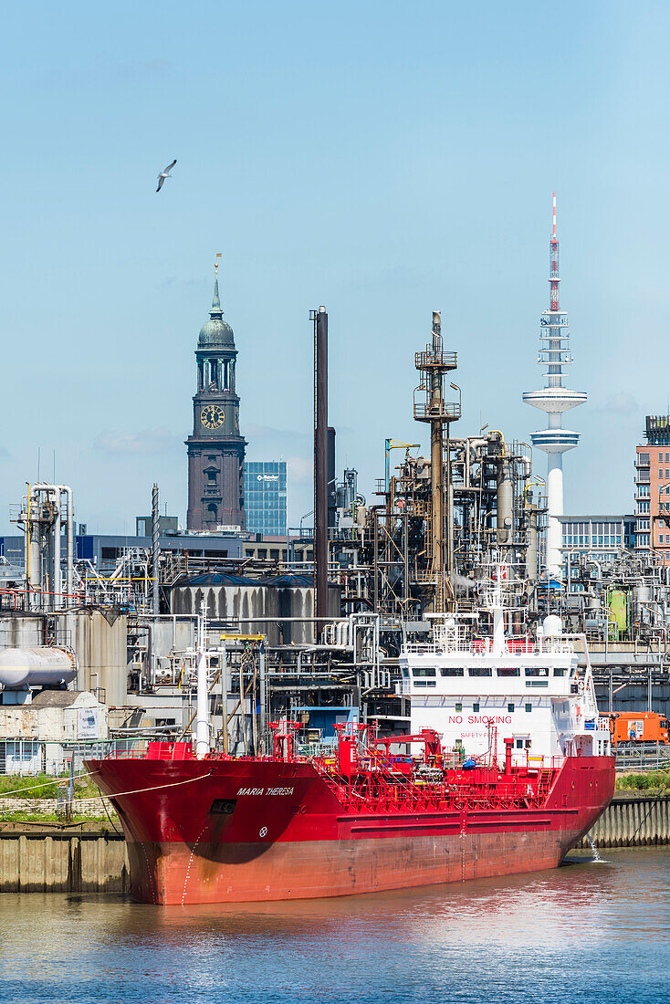Blick auf Industrieanlagen im Hamburger Hafen mit dem Michel und dem Fernsehturm im Hintergrund, Hamburg, Deutschland