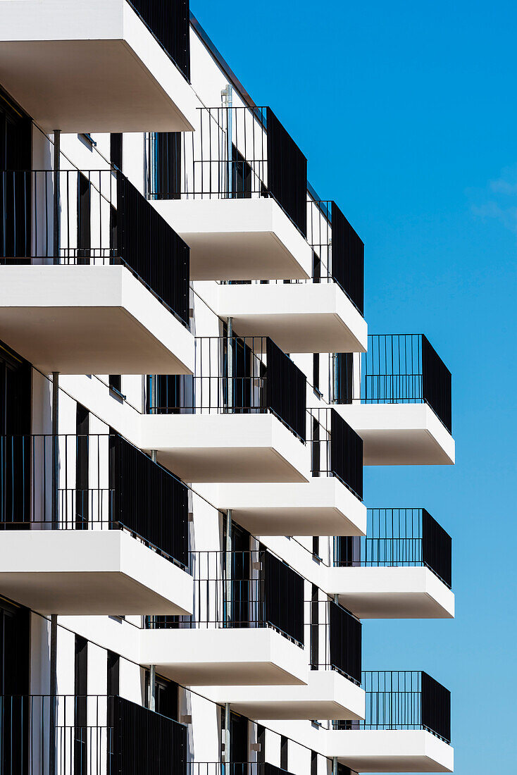 Moderne Wohnhäuser in Schwarz Weiß Optik strahlen eine grafische Wirkung aus, Hamburg, Harburg, Deutschland