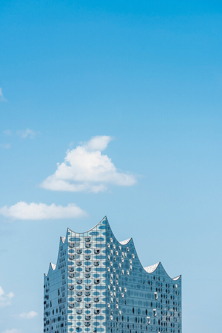 Die einmalige Glasfassade des Konzerthauses Elbphilharmonie, Hamburg, Hafencity, Deutschland