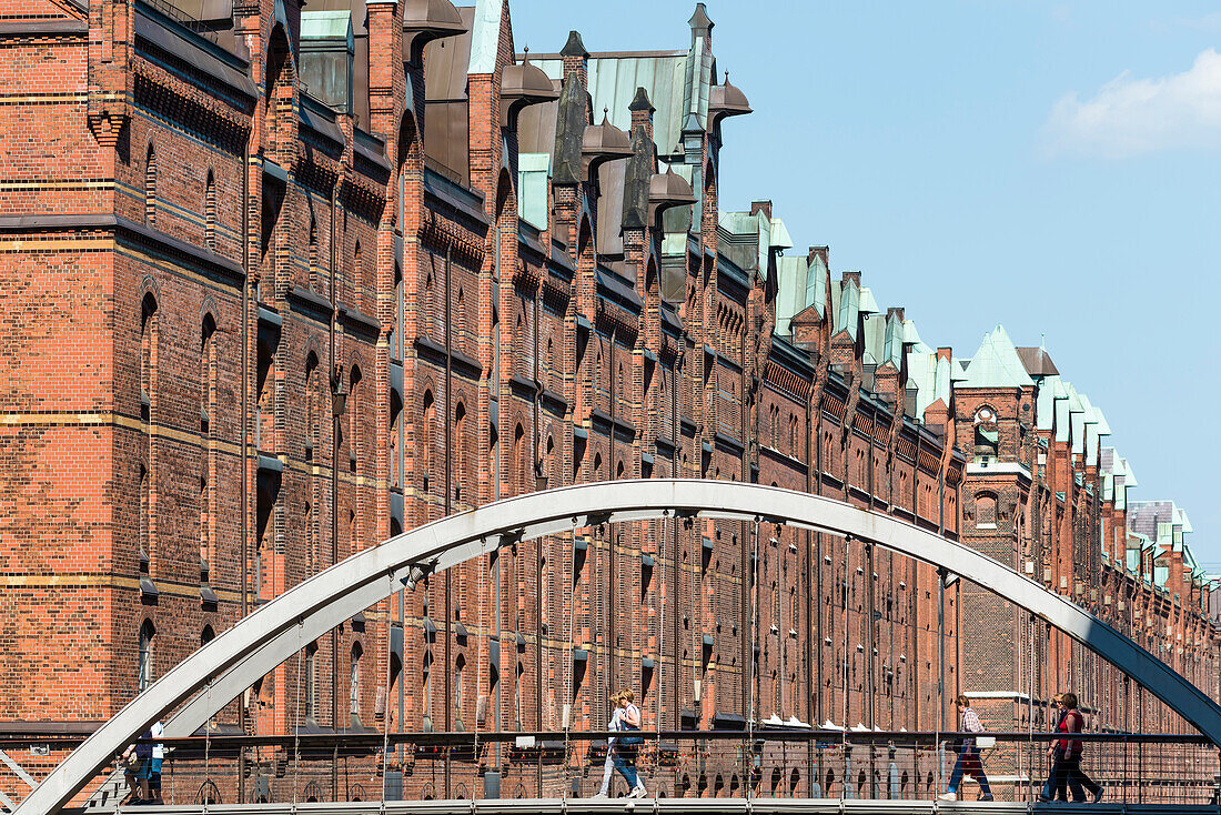 Die Brücke Kehrwiedersteg über den Kehrwiederfleet vor den historischen Kontorhäusern in der Speicherstadt, Hamburg, Deutschland