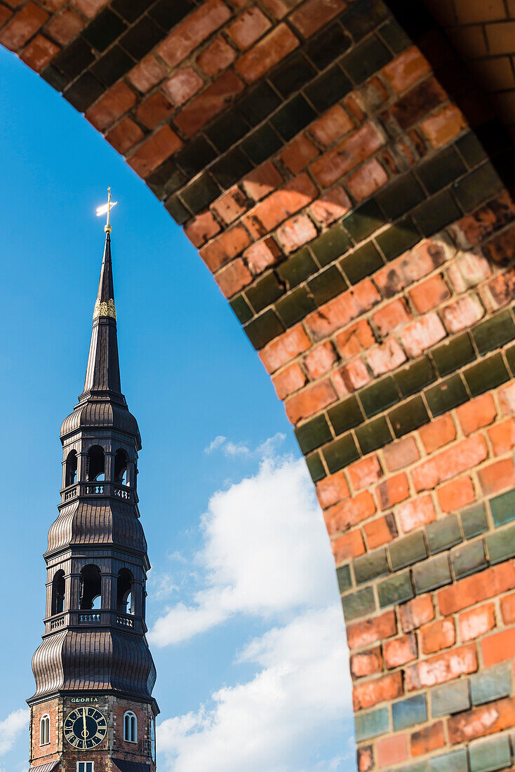 Blick auf die Hauptkirche St Katharinen eingerahmt von einem Torbogen eines alten Kontorhauses der Speicherstadt, Hamburg, Deutschland