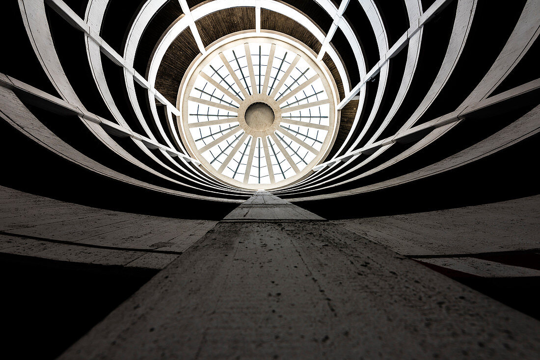 Die grafisch aussehende spiralförmige Auffahrt zu einem Parkhaus aus der Froschperspektive, Hamburg, Deutschland