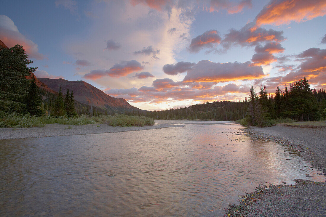 Sonnenaufgang am <Two Medicine Lake> , Glacier National Park , Montana , U.S.A. , Amerika