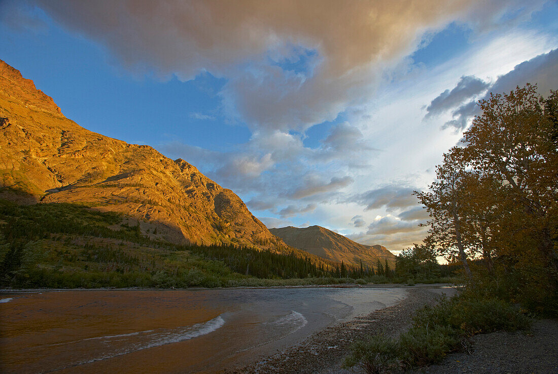 Sonnenaufgang am <Two Medicine Lake> , Glacier National Park , Montana , U.S.A. , Amerika