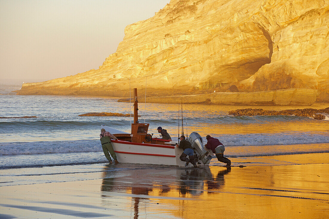 Dorymen (Fischer) , Cape Kiwanda , Pacific-City , Pazifikküste , Oregon , U.S.A. , Amerika