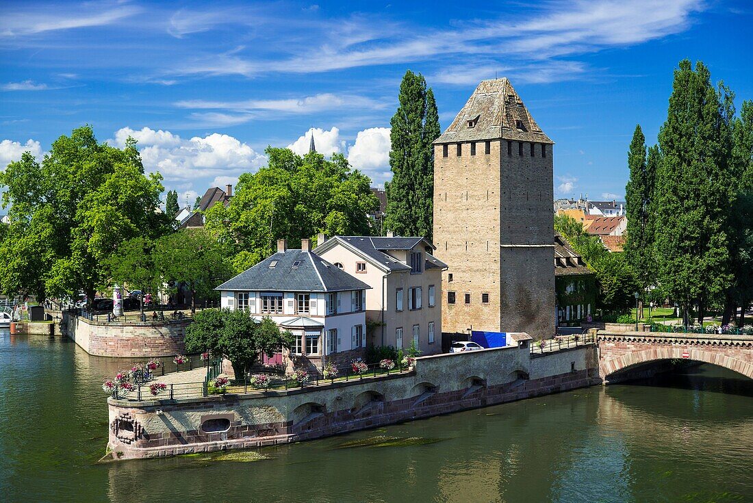 Ponts Couverts Brückenturm und Häuser, La Petite France, Straßburg, Elsass, Frankreich.