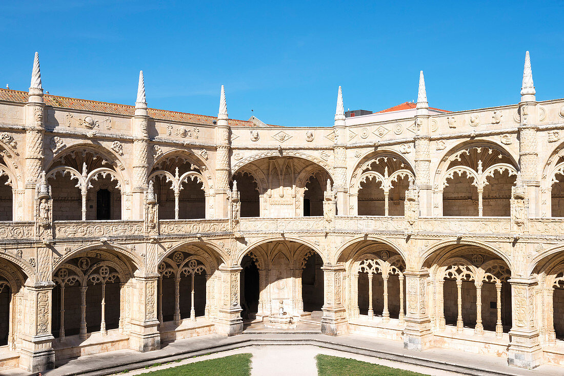 Courtyard of the two-storied cloister, Mosteiro dos Jeronimos (Monastery of the Hieronymites), UNESCO World Heritage Site, Belem, Lisbon, Portugal, Europe