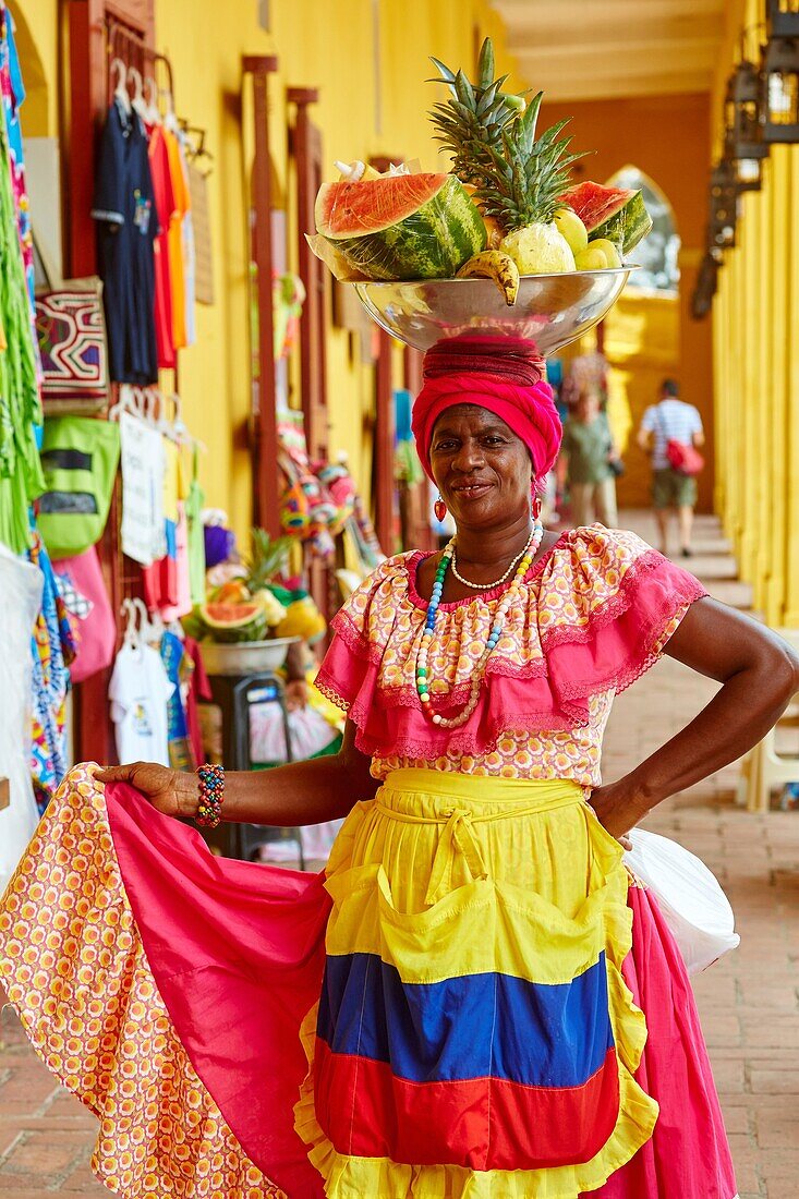 'Palenquera', Fruit seller, Las Bóvedas, Cartagena de Indias, Bolivar, Colombia, South America