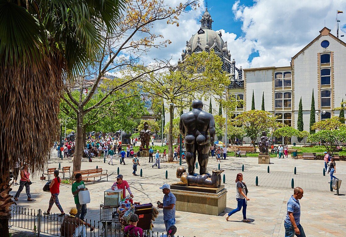 'Hombre caminante' (Gehender Mann), Skulptur von Fernando Botero, Palacio de la Cultura Rafael Uribe, Plaza Fernando Botero, Medellin, Antioquia, Kolumbien, Südamerika