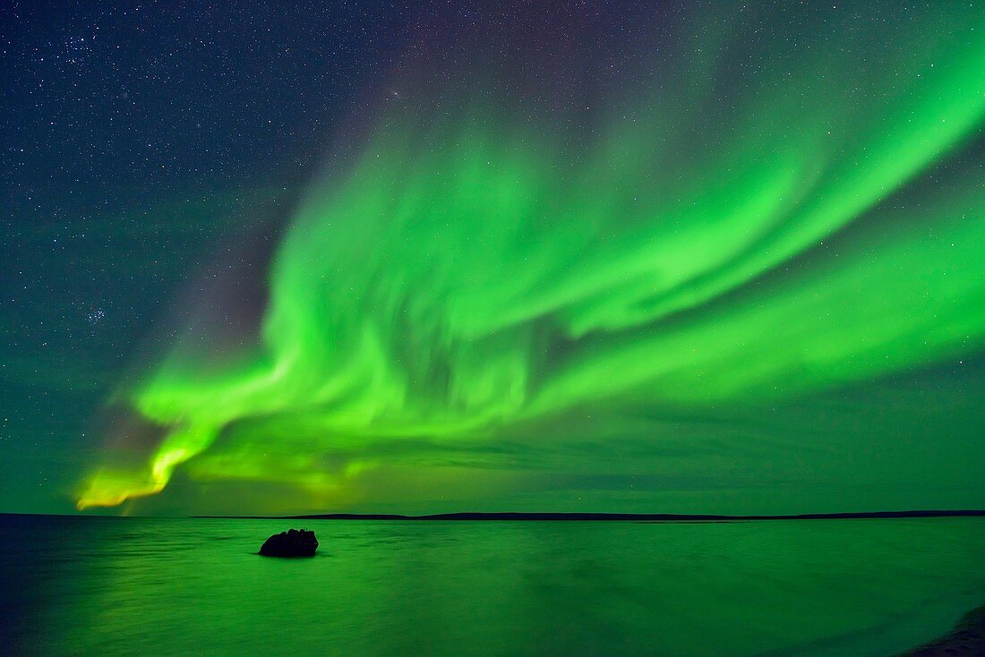 Aurora borealis (Northern lights) over Ennadai Lake, Arctic Haven Lodge, Ennadai Lake, Nunavut, Canada.