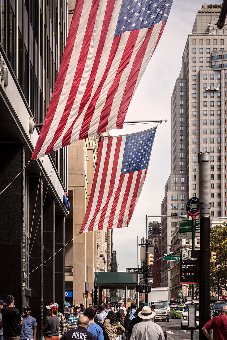 zwei große amerikanische Flaggen hängen an Gebäuden im Bankenviertel, Manhattan, New York, USA, Vereinigte Staaten von Amerika