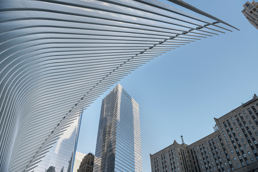 einzelne Elemente von the Oculus ragen der umgebenden Skyline empor, futuristischer Bahnhof des Star Architekten Santiago Calatrava bei der World Trade Center Gedenkstätte, Manhattan, New York, USA, Vereinigte Staaten von Amerika