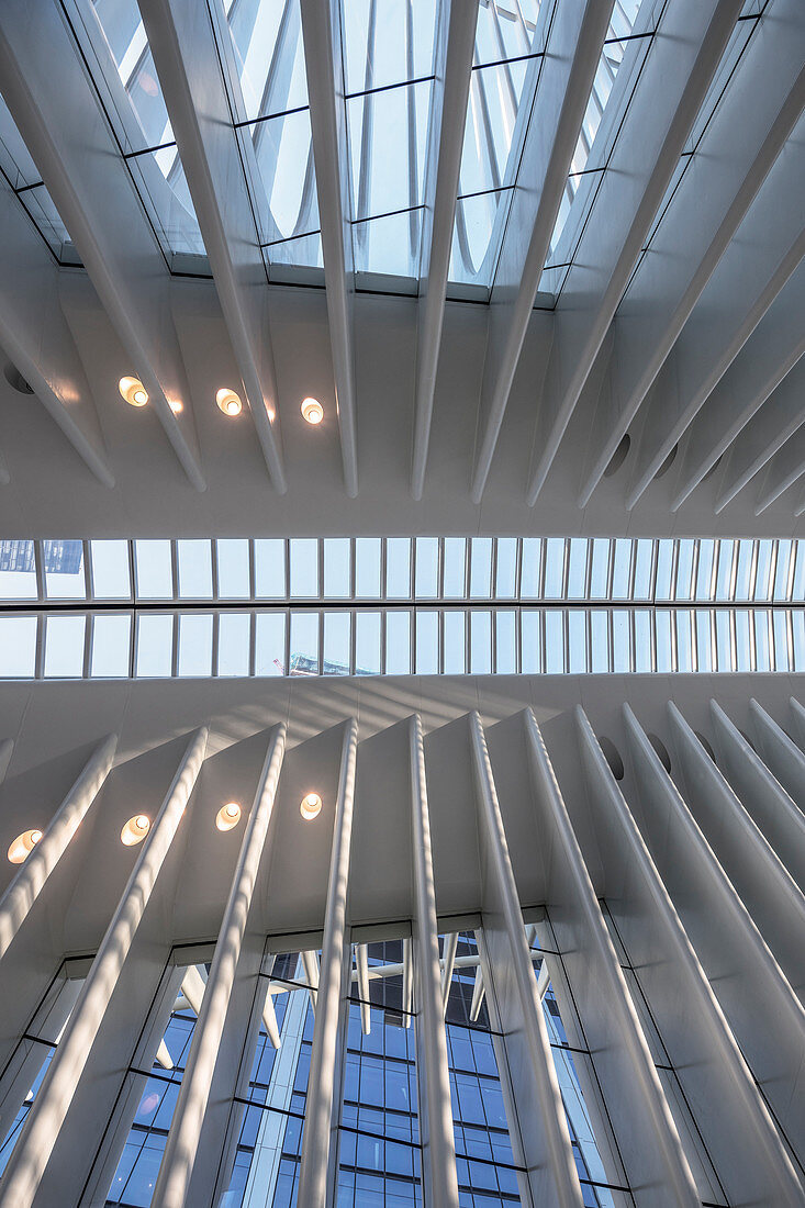 Aufblick innerhalb von the Oculus, futuristischer Bahnhof des Star Architekten Santiago Calatrava bei der World Trade Center Gedenkstätte, Manhattan, New York, USA, Vereinigte Staaten von Amerika