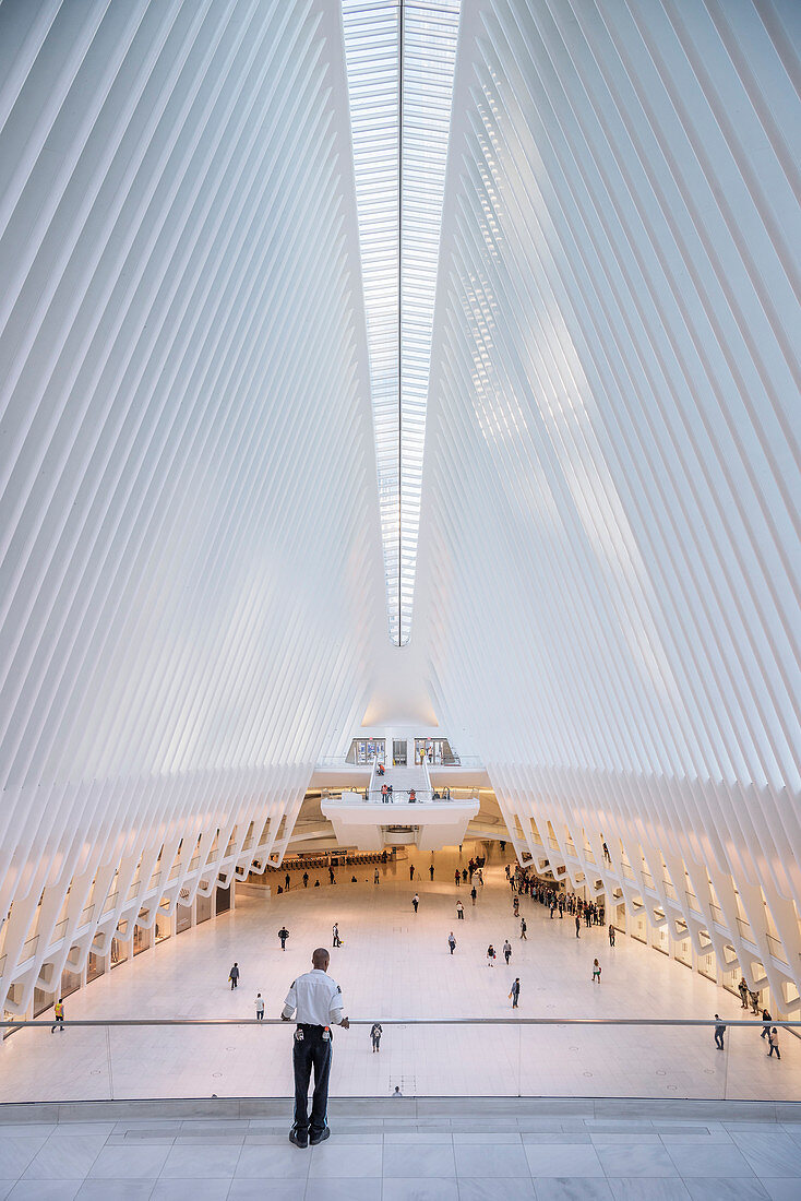 ein Wachmann blickt in the Oculus auf Passanten, futuristischer Bahnhof des Star Architekten Santiago Calatrava bei der World Trade Center Gedenkstätte, Manhattan, New York, USA, Vereinigte Staaten von Amerika
