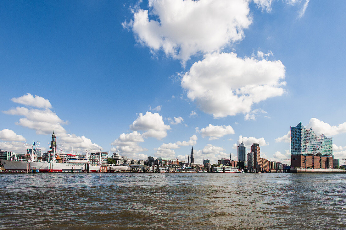 Hamburgs neue Elbphilharmonie und die Hafenskyline, moderne Architektur in Hamburg, Hamburg, Nordeutschland, Deutschland