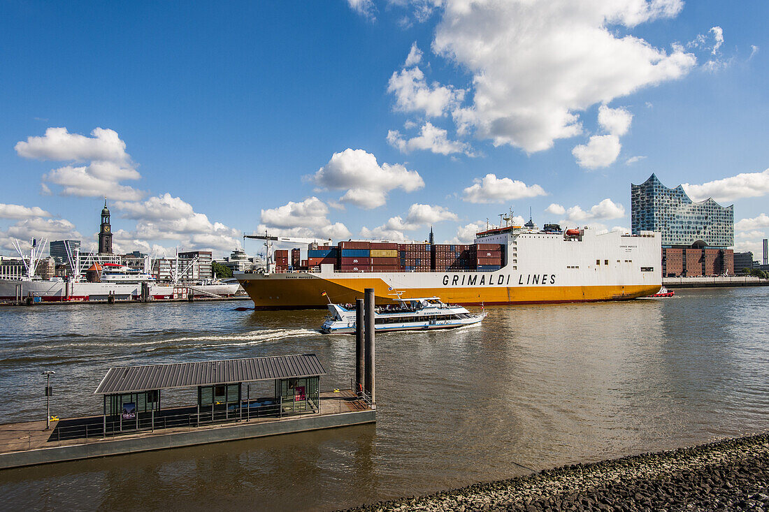 Hamburgs new Elbphilharmonie and the skyline of Hamburg harbour, modern architecture in Hamburg, Hamburg, north Germany, Germany