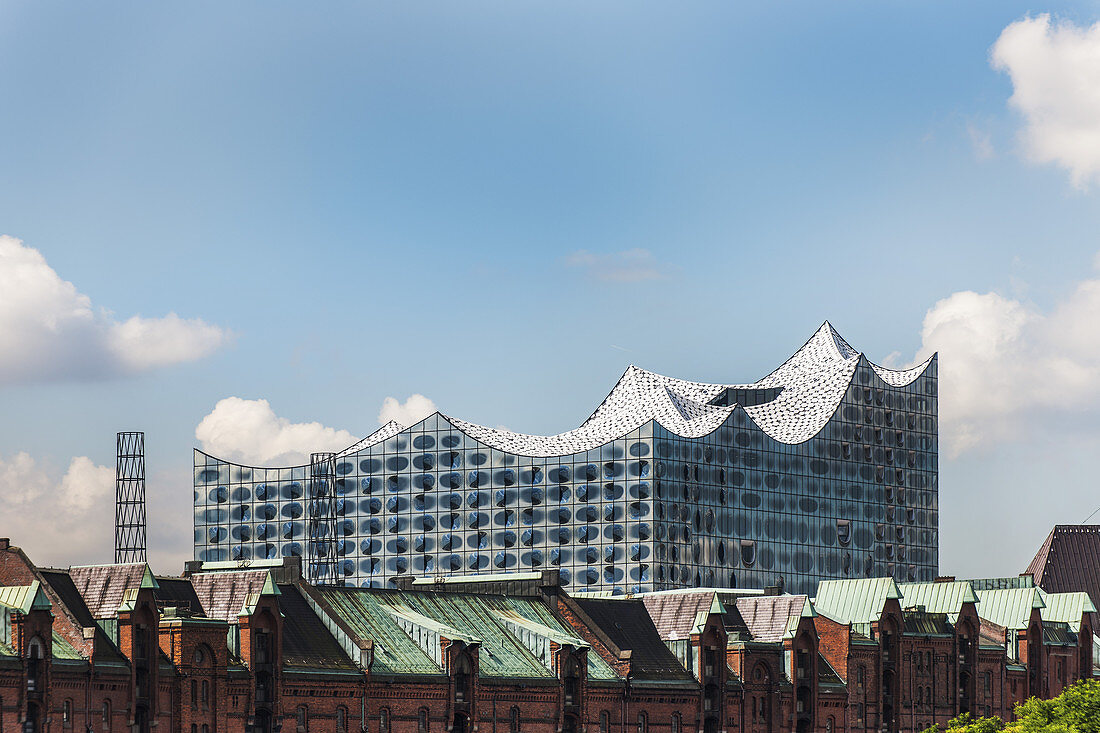 Hamburgs neue Elbphilharmonie und alte Kontorhäuser in der Speicherstadt, moderne Architektur in Hamburg, Hamburg, Nordeutschland, Deutschland